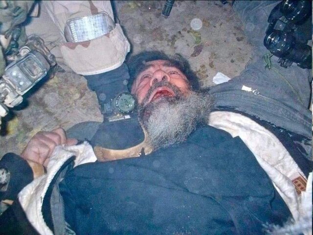 تصویری کمتر دیده‌شده از لحظه دستگیری صدام 
