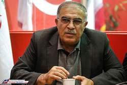 یک ایرانی درحال خیانت به باشگاه استقلال است