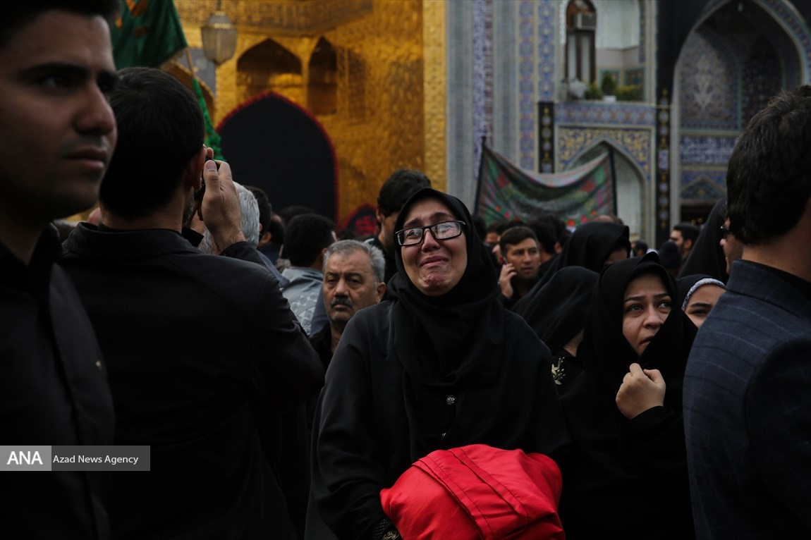 سوگواری زائران حرم رضوی برای جانباختگان سانحه هوایی و حادثه شهر کرمان 