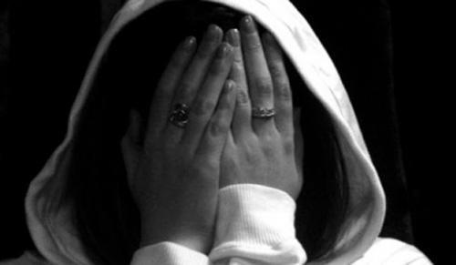 واکنش عجیب دختر معلول به رفتار تحقیر ‌آمیز دیگران 