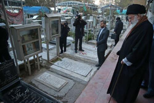فیلم/ زیارت قبور مطهر شهدا توسط رهبر انقلاب