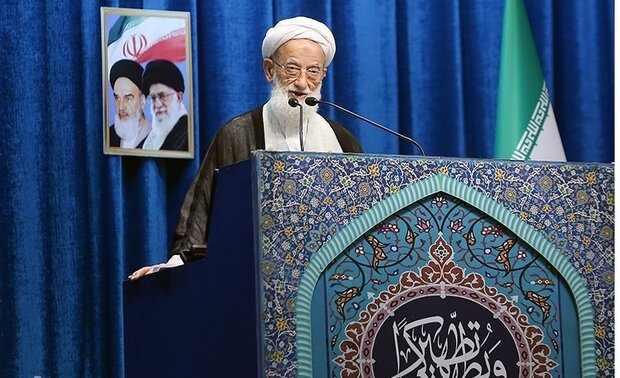مردم پای صندوق‌های رأی دشمن را مبهوت کنند/ عدم حضور در راهپیمایی ۲۲ بهمن، جفا به انسانیت است