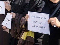 دخترانی معترض با شعار "ما شوهر می خواهیم"+عکس