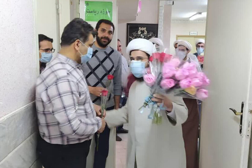 طلاب قم لباس سفید پوشیدند