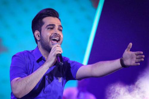 فرزاد فرخ، برای ویژه برنامه علی ضیا می خواند