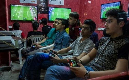  حضور دانش آموزان در گیم‌نت‌ها و نگرانی‌ها از انتشار کرونا