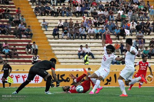 تساوی پرسپولیس ۱۰ نفره برابر پدیده