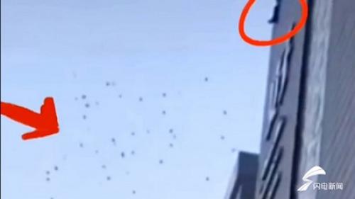حاتم بخشی از بالای پشت بام خانه‌!