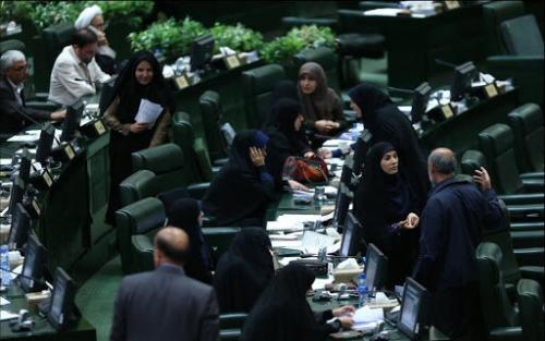 هیات رئیسه مجلس منهای زنان /کاندیداهای ریاست مجلس به زنان وعده ای داده‌اند؟خیز ۲ نماینده زن برای حضور در هیات رئیسه مجلس/طلسم می‌شکند؟