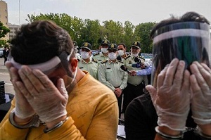  عکس/ رعایت بهداشت توسط پلیس برای مجرمان