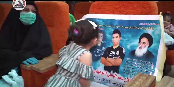 بوسه خاص دختر شهید بر تصویر پدرش +عکس