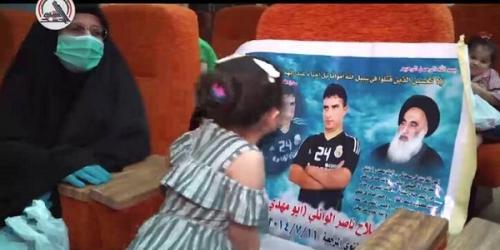 بوسه خاص دختر شهید بر تصویر پدرش +عکس