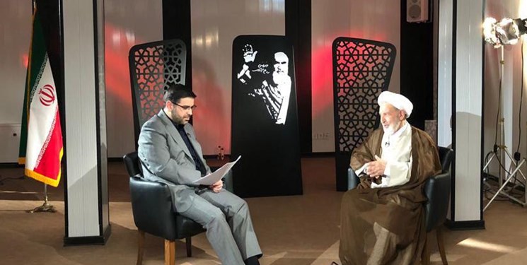  امام خمینی (ره) و حضرت آقا میدان را برای فعالیت زنان باز کردند