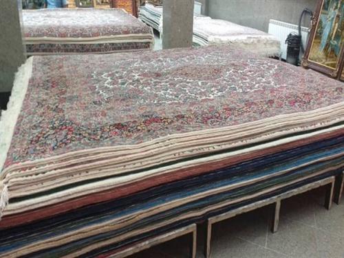 خروج ارز به جای تقویت اقتصاد مقاومتی با رونق فرش‌های ماشینی/ بیمه نشدن کارگران قالی‌باف و نبود مواد اولیه مرغوب؛ دلیل رکود صنعت فرش ایرانی