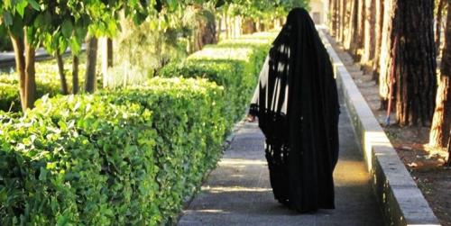 دختر «سِت‌پوش» محلات،‌ حالا سرباز حاج قاسم است/ وقتی آقا گفتند باید قوی شویم،‌ تولید مانتوی باکیفیت ایرانی را شروع کردیم
