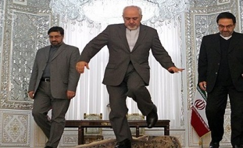 وقتی یک ورشکسته سیاسی، پشت نام رهبری سنگر می گیرد! 