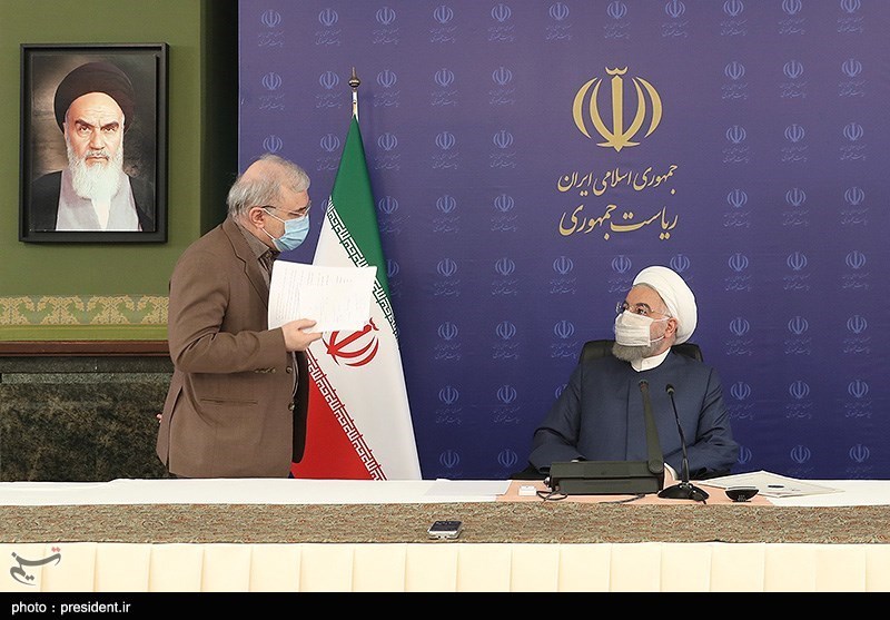 رعایت فاصله اجتماعی بین روحانی و وزیر بهداشت