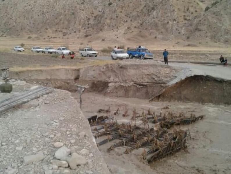 بارش باران راه ارتباطی ۸ روستای پلدختر را قطع کرد