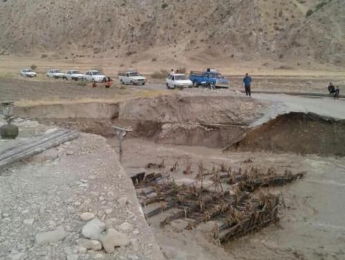 بارش باران راه ارتباطی ۸ روستای پلدختر را قطع کرد