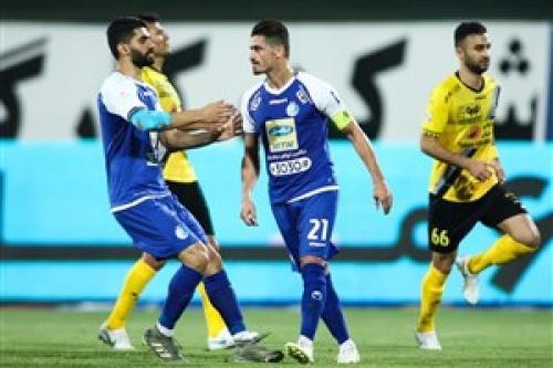 در پایان نیمه اول: استقلال 2 - سپاهان 0