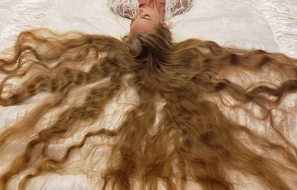  دختری که ۲۸ سال است موهایش را کوتاه نکرده! + 