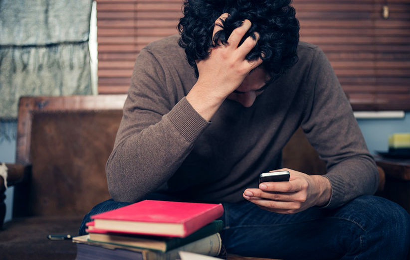 شوهر معتاد به گوشی را سرزنش نکنید!