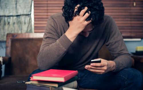 شوهر معتاد به گوشی را سرزنش نکنید!