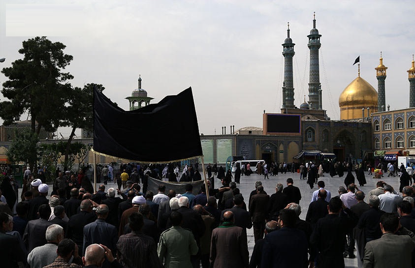 حمله به حرم حضرت معصومه و شکستن گیت در عصر عاشورا با شعار «حیدر حیدر» 