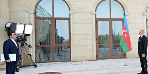 تقدیم استوارنامه موسوی به علی اف 