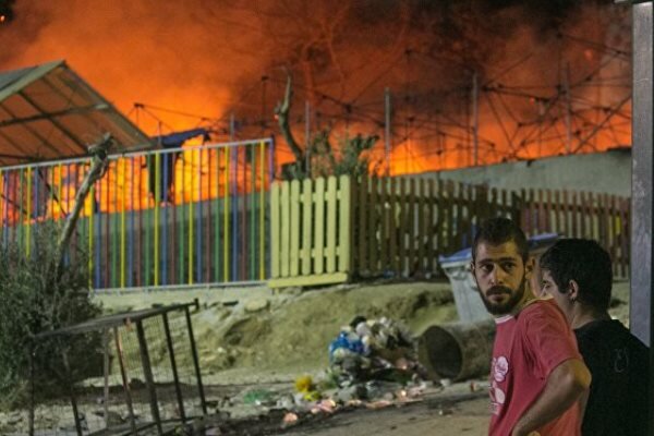 کمپ مهاجران در یونان درگیر حریق شد