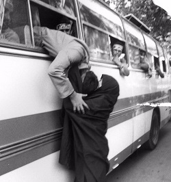 مادری که قد می کشد؛ پسری که سر فرود می آورد/عکس فراموش نشدنی جنگ