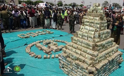 عکس/ کوهی از پول تقدیم مبارزان انصارالله
