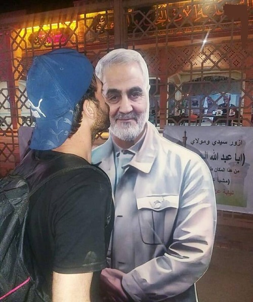 عکس یادگاری زائران اربعین با حاج قاسم و ابومهدی