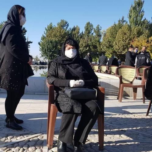 حضور خواهر استاد شجریان در محل برگزاری مراسم خاکسپاری