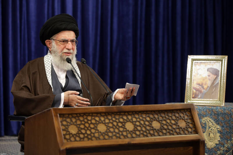سروصدای اراذل مسلط بر آمریکا ذهن کسی را مشغول نکند/ علاج همه مشکلات در داخل است/ توان مدیریتی در برخی بخشهای اقتصادی ضعیف است