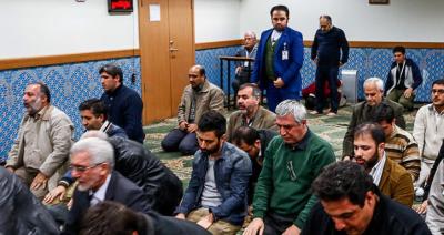  عکس/ حاتمی‌کیا در نمازخانه کاخ جشنواره 