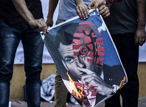  عکس/ آتش‌زدن تصاویر ماکرون در کرانه باختری