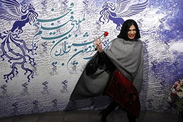 داد و بیداد بازیگر زن مقابل سینما آزادی +عکس