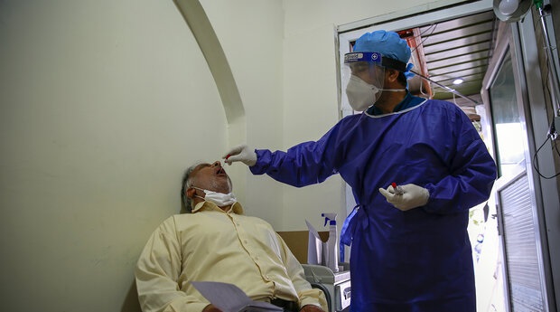 نمونه‌گیری کرونا در منزل با همکاری بسیج 
