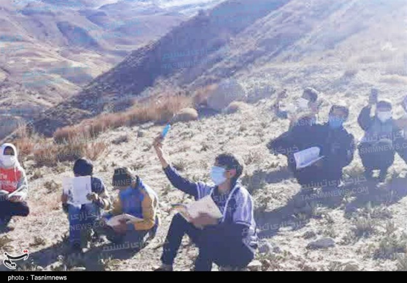 کوه‌پیمایی دانش آموزان برای تحصیل مجازی!