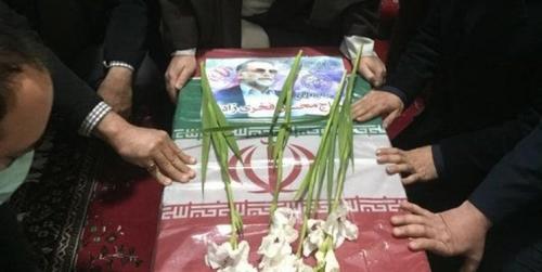 طواف پیکر شهید فخری‌زاده در حرم امام خمینی(ره)