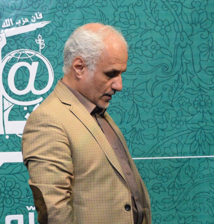 نماز معنوی دکتر عباسی در نمایشگاه+عکس