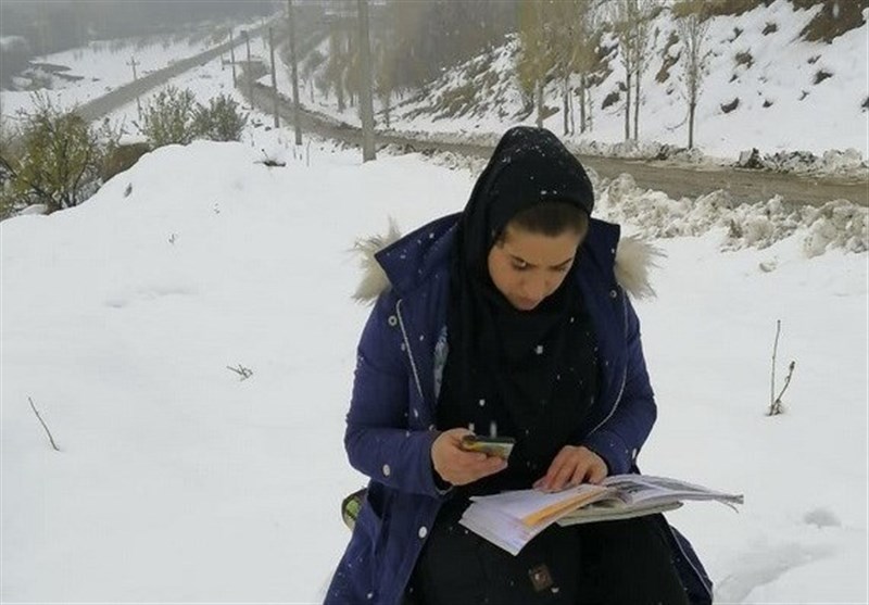 سکانسی از ایثار معلمان در خط مقدم کرونا؛ تدریس بالای کوه میان برف‌ها
