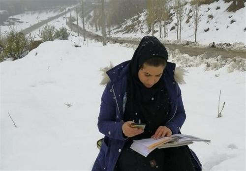 سکانسی از ایثار معلمان در خط مقدم کرونا؛ تدریس بالای کوه میان برف‌ها