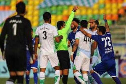  ۲ اشتباه تاثیرگذار داور دیدار استقلال و ذوب‌آهن