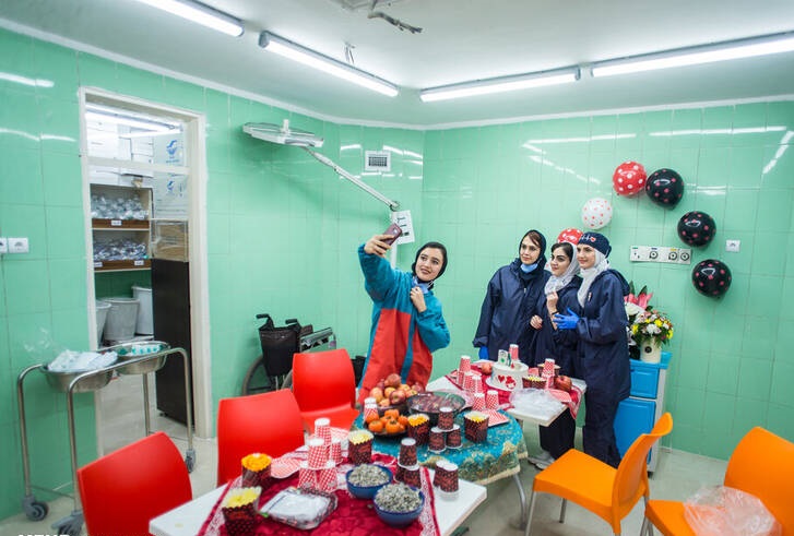  عکس/ تزئینات یلدایی پرستاران در بیمارستان
