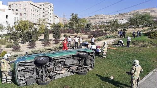واژگونی اتومبیل کارمندان سفارت پاکستان
