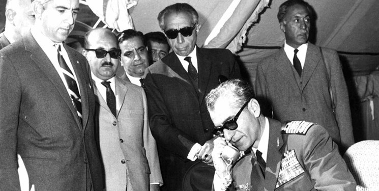 کارشناسان سازمان برنامه می‌گفتند این پول‌هایی که خرج می‌کنید روزی پا در می‌‌آورند و انقلاب می‌کنند