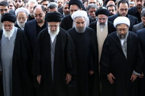 رهبر معظم انقلاب بر پیکر مطهر آیت‌الله واعظ‌طبسی نماز اقامه‌ کردند / مراسم اقامه نماز بر پیکر آیت‌الله واعظ طبسی با حضور رهبر انقلاب+تصاویر و فیلم
