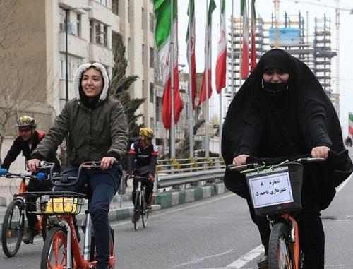 زنان به دور از انظار و دیدِ مردان دوچرخه‌سواری کنند 